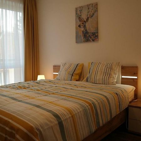 Holiday Apartman With Free Parking เยอร์ ภายนอก รูปภาพ