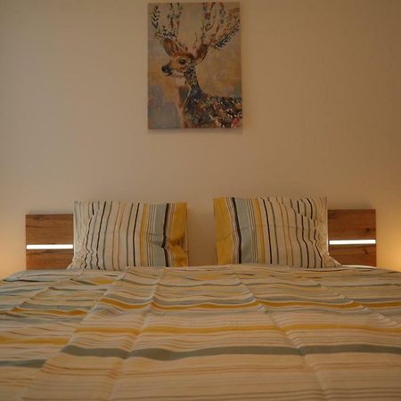 Holiday Apartman With Free Parking เยอร์ ภายนอก รูปภาพ