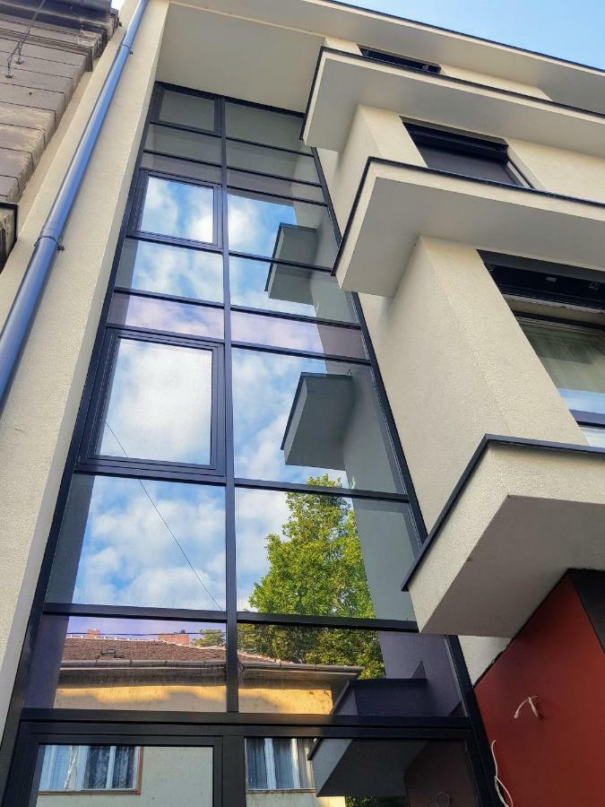 Holiday Apartman With Free Parking เยอร์ ภายนอก รูปภาพ