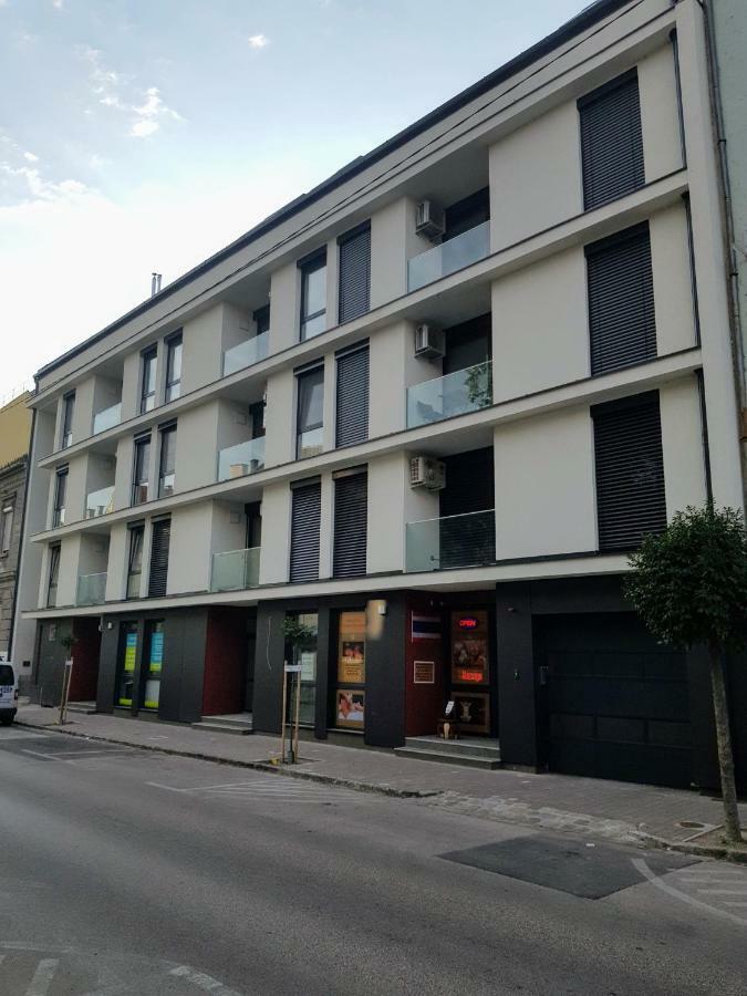 Holiday Apartman With Free Parking เยอร์ ภายนอก รูปภาพ