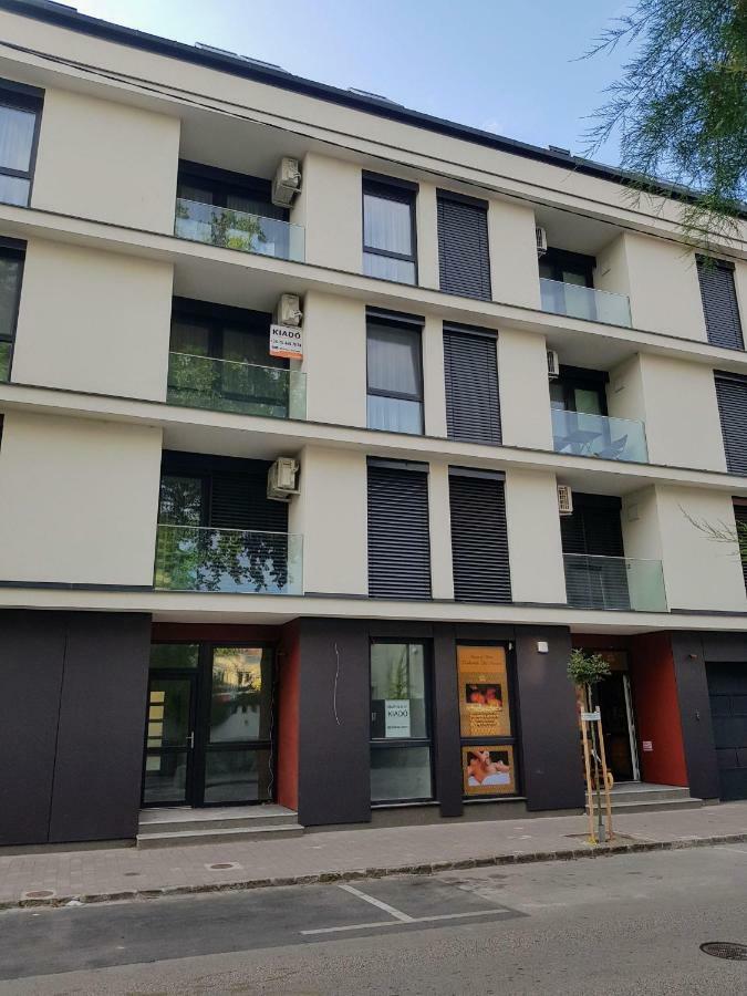Holiday Apartman With Free Parking เยอร์ ภายนอก รูปภาพ