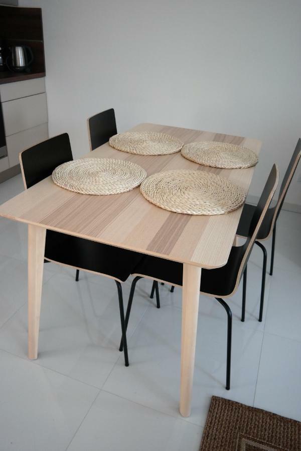 Holiday Apartman With Free Parking เยอร์ ภายนอก รูปภาพ