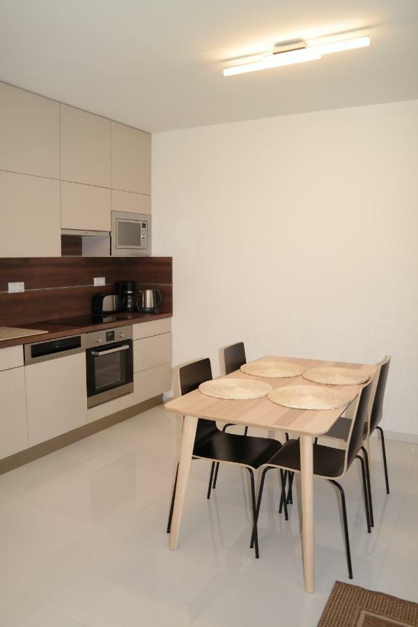 Holiday Apartman With Free Parking เยอร์ ภายนอก รูปภาพ