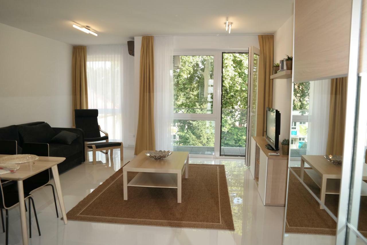 Holiday Apartman With Free Parking เยอร์ ภายนอก รูปภาพ