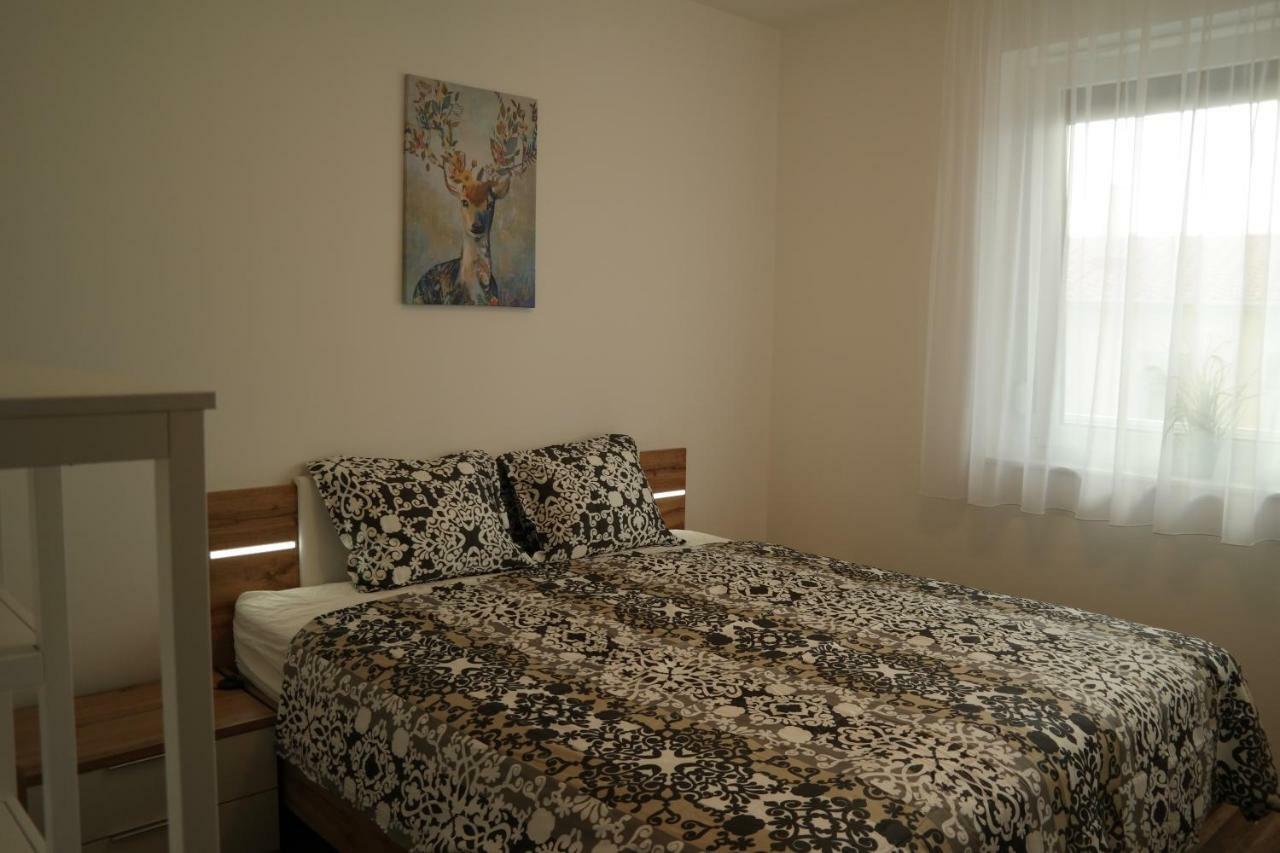 Holiday Apartman With Free Parking เยอร์ ภายนอก รูปภาพ