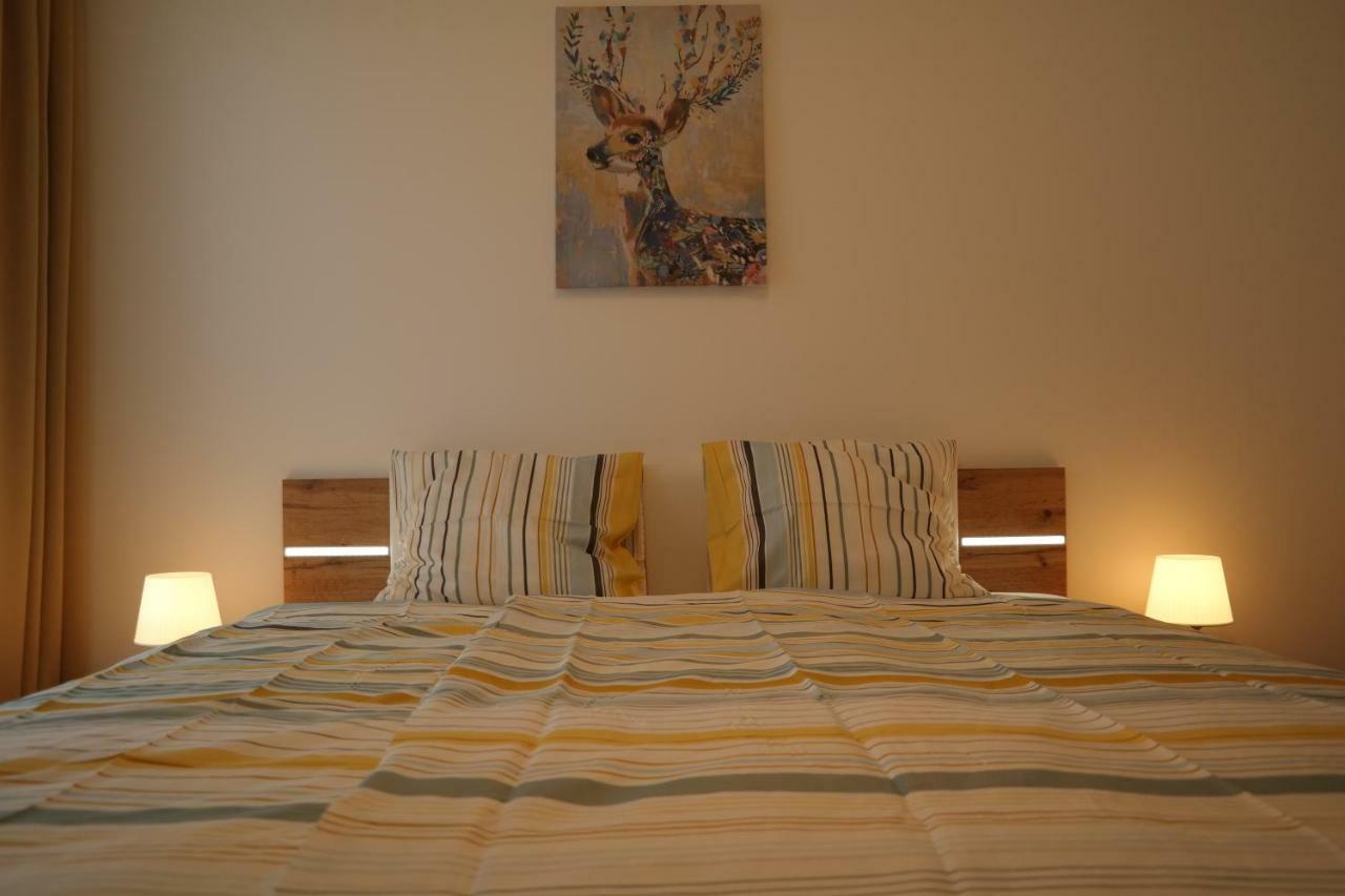 Holiday Apartman With Free Parking เยอร์ ภายนอก รูปภาพ