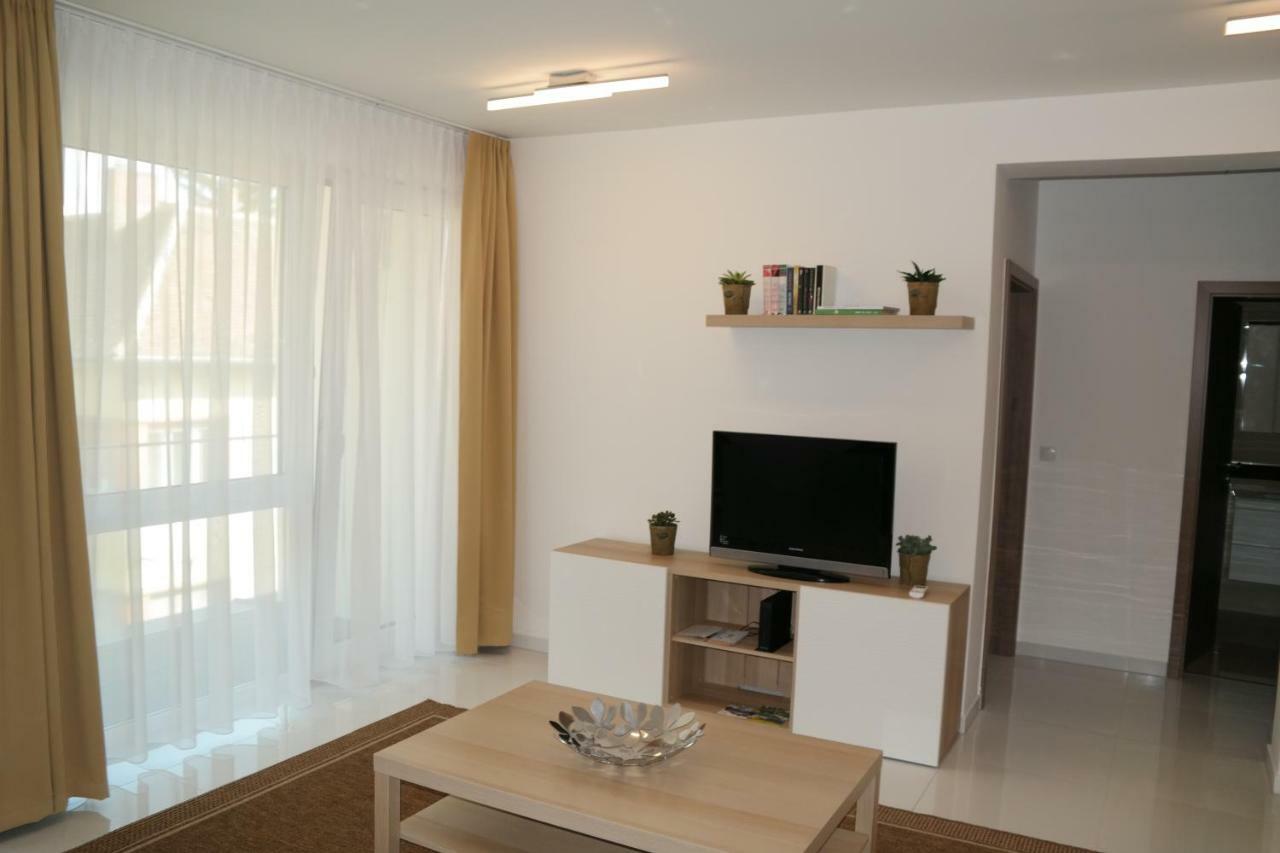 Holiday Apartman With Free Parking เยอร์ ภายนอก รูปภาพ