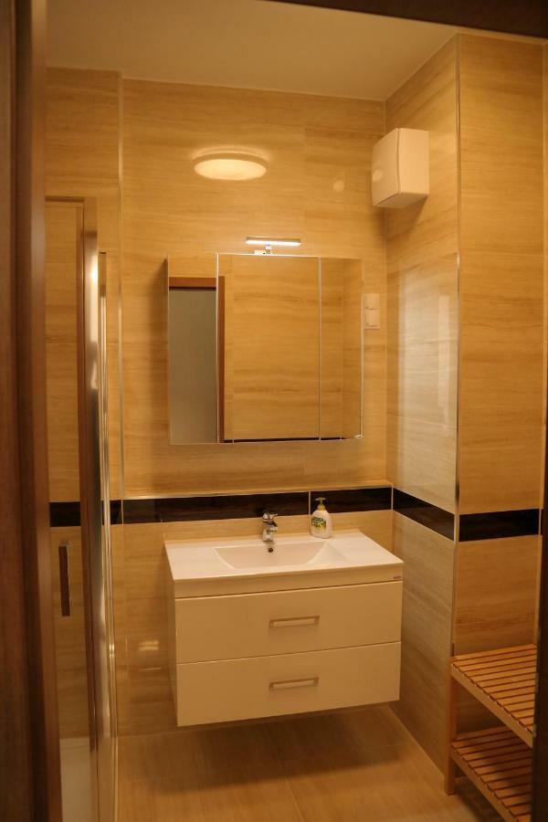 Holiday Apartman With Free Parking เยอร์ ภายนอก รูปภาพ