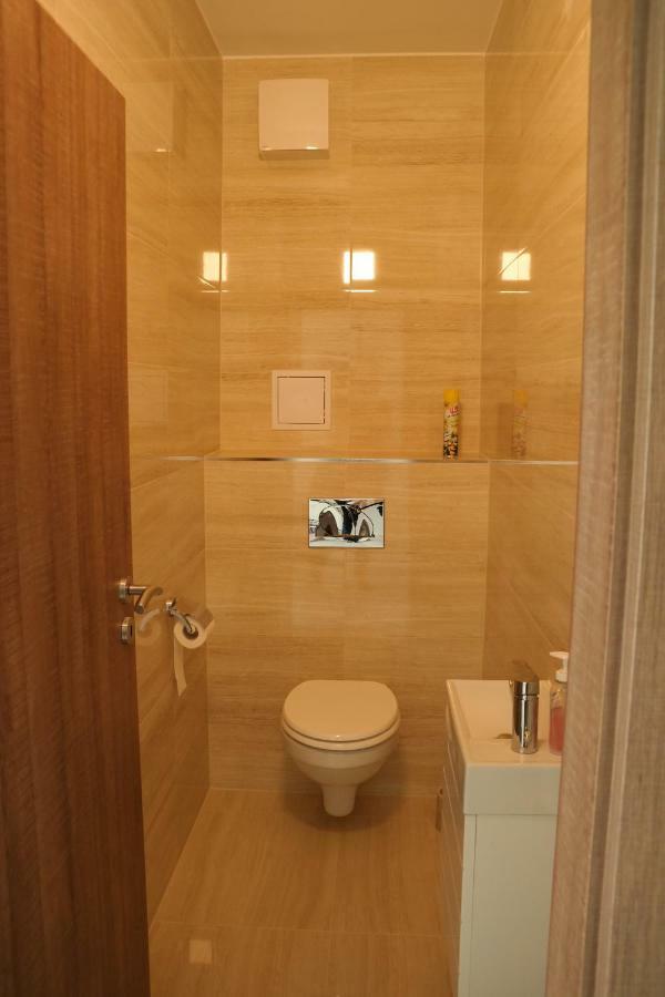 Holiday Apartman With Free Parking เยอร์ ภายนอก รูปภาพ