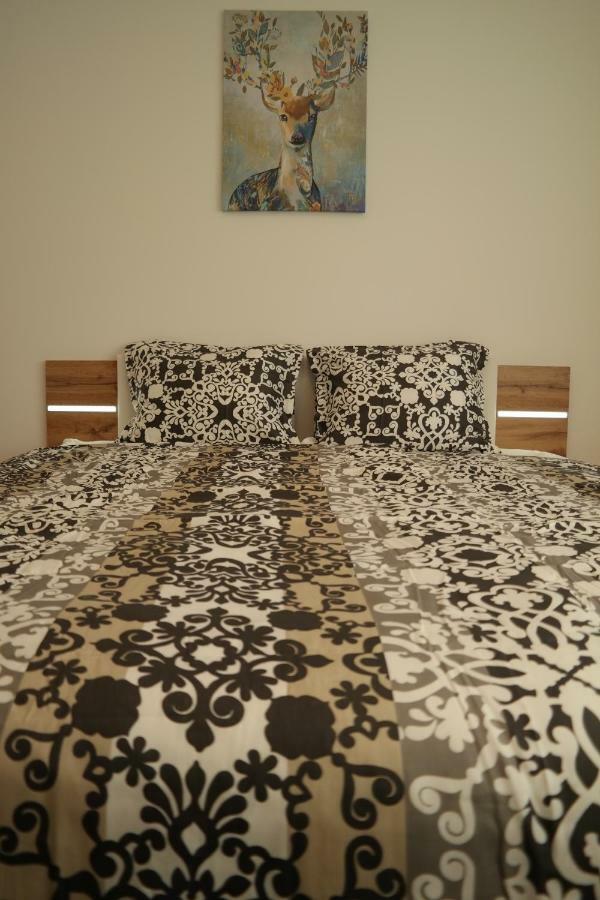 Holiday Apartman With Free Parking เยอร์ ภายนอก รูปภาพ