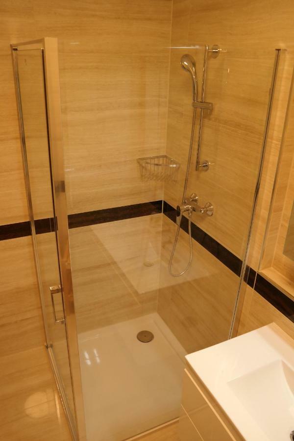 Holiday Apartman With Free Parking เยอร์ ภายนอก รูปภาพ