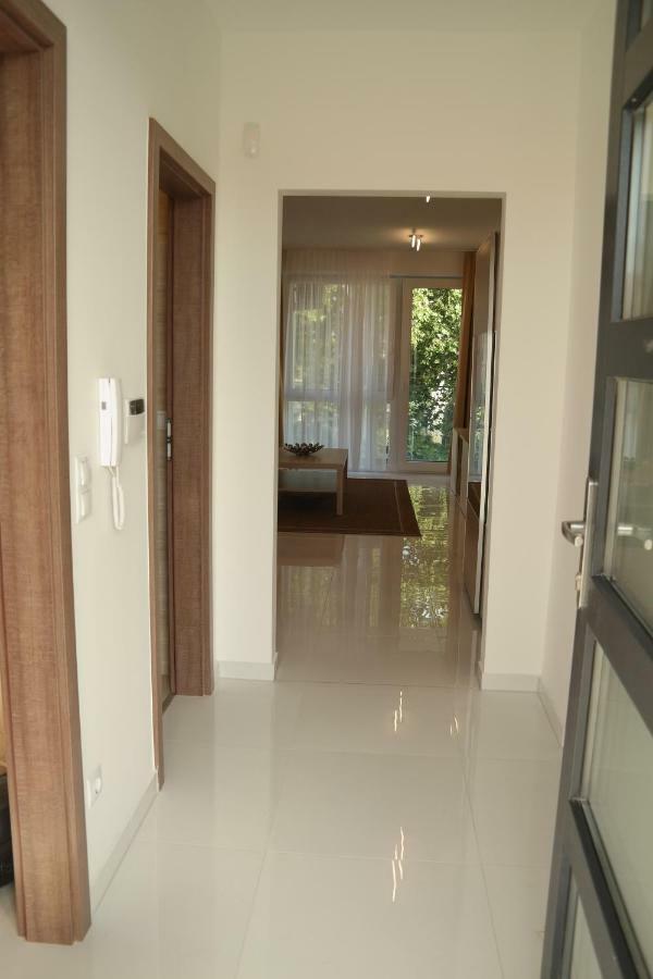 Holiday Apartman With Free Parking เยอร์ ภายนอก รูปภาพ